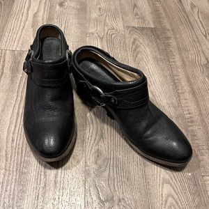 Frye harness clog